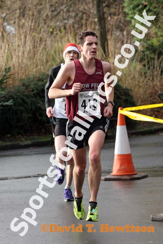 Jonathon Stephens (Low Fell) finishing the Ronnie Walker Saltwell 10k Road Race, Gateshead. Photo: David T. Hewitson/Sports for All Pics